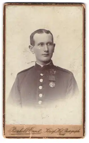 Fotografie Reinhold Ernst, Görlitz, Moltkestr. 13, Portrait junger Soldat in Uniform mit Orden
