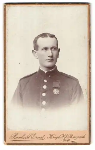 Fotografie Reinhold Ernst, Görlitz, Moltkestr. 13, Portrait junger Soldat in Uniform mit Centinar Medaille