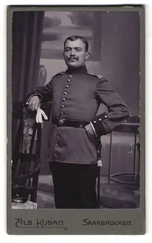 Fotografie Alb. Kuban, Saarbrücken, Moltkestr. 3, Portrait Soldat in Uniform Rgt. 70 mit Bajonett und Portepee