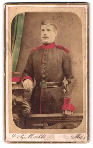 Fotografie J. B. Maroldt, Metz, Gartenstr. 10, Portrait Soldat in Uniform mit Schirmmütze