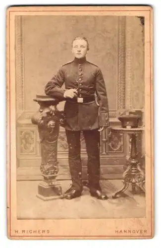 Fotografie H. Richers, Hannover, Cellerstr. 146, Portrait junger Soldat in Uniform mit Zigarette