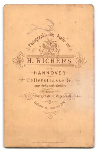 Fotografie H. Richers, Hannover, Cellerstr. 146, Portrait junger Soldat in Uniform mit Zigarette