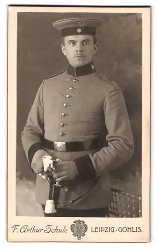 Fotografie F. Arthur Schule, Leipzig-Gohlis, Portrait sächsischer Soldat in Uniform Rgt. 19 mit Krätzchen