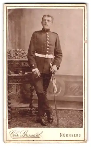 Fotografie Chr. Grandel, Nürnberg, Burgschmittstr. 20, Portrait bayrischer Soldat in Uniform mit Säbel und Portepee