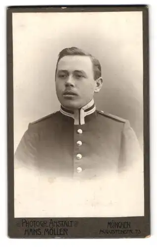 Fotografie Hans Möller, München, Augustenstr. 75, Portrait Ufz. in Garde Uniform