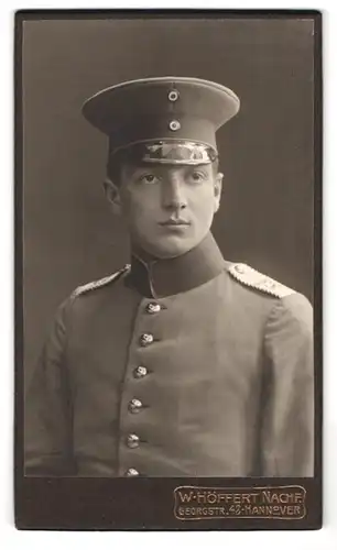 Fotografie W. Höffert, Hannover, Georgstr.42, Portrait junger Einjährig-Freiwilliger in Uniform Rgt. 73