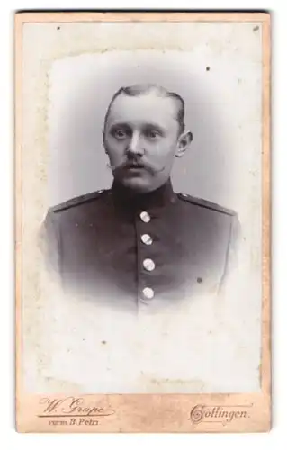 Fotografie W. Grape, Göttingen, Weender-Str. 80, Portrait Soldat in Uniform Rgt. 82 mit Schnauzbart