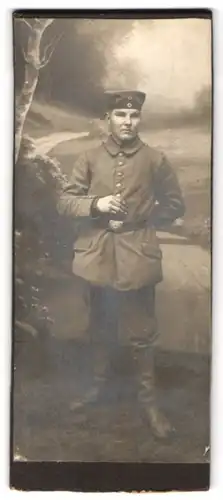 Fotografie unbekannter Fotograf und Ort, Portrait Soldat in Feldgrau Uniform mit Krätzchen