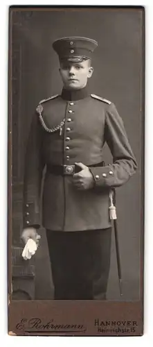 Fotografie E. Rohrmann, Hannover, Heinrichstr. 15, Portrait junger Knabe Soldat in Uniform Rgt. 74 mit Schützenschnur