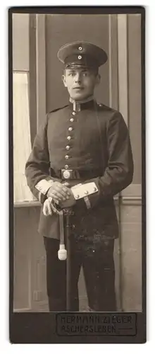 Fotografie Hermann Zieger, Aschersleben, Breite Str. 27, Portrait Ufz. in Uniform mit Säbel und Portepee