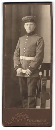 Fotografie Heyn, Perleberg, Wittenbergerstr. 86, Portrait Soldat in Uniform mit Krätzchen und Bajonett