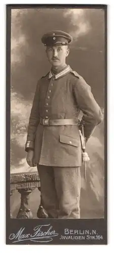 Fotografie Max Fischer, Berlin, Invalidenstr. 164, Portrait Soldat Christian Ackermann in Garde Uniform mit Bajonett