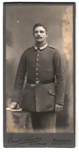 Fotografie Emil Schröter, Potsdam, Schloss-Str. 1-3, Portrait Garde Soldat in Uniform mit Schnauzbart