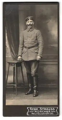 Fotografie Gebr. Strauss, München, Neuhauserstr. 20, Portrait bayrischer Soldat in Feldgrau Uniform mit Schnauzbart