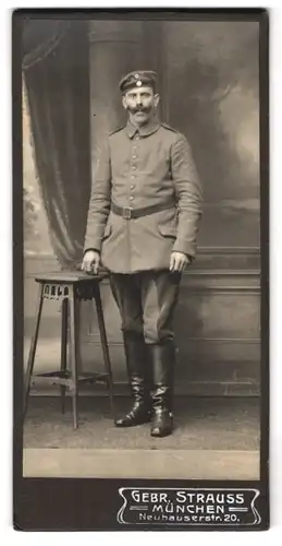 Fotografie Gebr. Strauss, München, Neuhauserstr. 20, Portrait Soldat in Feldgrau Uniform mit Krätzchen und Schnauzbart