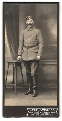 Fotografie Gebr. Strauss, München, Neuhauserstr. 20, Portrait Soldat in Feldgrau Uniform mit Schnauzer und Krätzchen