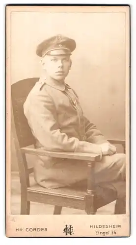 Fotografie Hr. Cordes, Hildesheim, Zingel 36, Portrait junger Soldat in Feldgrau Uniform mit Ordensband
