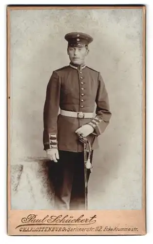 Fotografie Paul Schückert, Charlottenburg, Berlinerstr. 112, Portrait Soldat in Uniform mit Säbel und Portepee