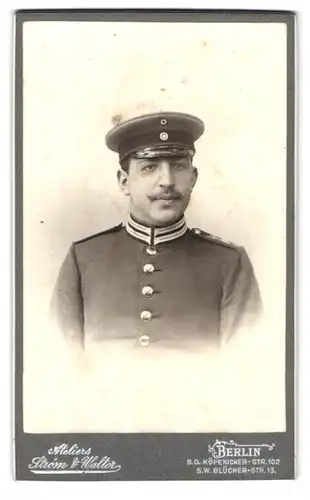 Fotografie Atelier Strom & Walter, Berlin, Köpenicker-Str. 102, Portrait Soldat in Garde Uniform mit Schnauzbart
