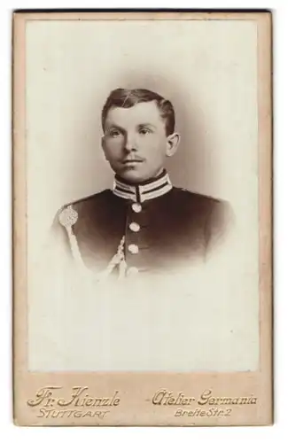 Fotografie Fr. Kienzle, Stuttgart, Breite Str. 2, Portrait Soldat in Garde Uniform mit Schützenschnur