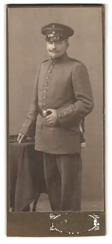 Fotografie Aug. Striepling, Hameln, Portrait Soldat in Uniform Rgt. 22 mit Bajonett und Portepee, Kaiser Wilhelm Bart
