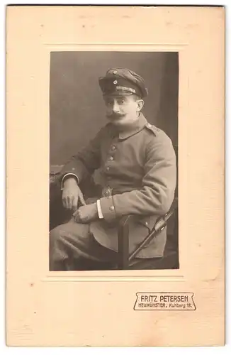 Fotografie Fritz Petersen, Neumünster, Kuhberg 18, Portrait Soldat in Uniform Rgt. 9 mit Bajonett und Schnauzbart