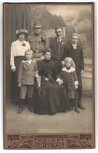 Fotografie unbekannter Fotograf und Ort, Portrait österreichischer Soldat in Uniform samt Familie