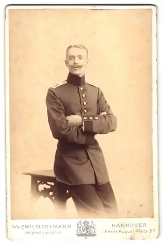 Fotografie Emit Tiedemann, Hannover, Ernst August Platz 5, Portrait Soldat in Ausgeh Uniform Rgt. 79