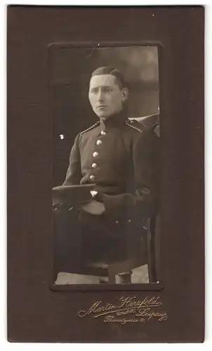 Fotografie Martin Herzfeld, Leipzig, Thomasgasse 4, Portrait Einjährig-Freiwilliger in Uniform mit Zwicker Brille