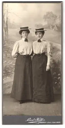 Fotografie Carl Hill, Emmerich a. Rhein, Portrait zwei junge Damen in Sommerkleidern mit Sommerhut vor Studiokulisse