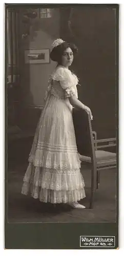 Fotografie Wilh. Müller, Hof a. S., Portrait junge Frau im feinen weissen Kleid mit Haargesteck