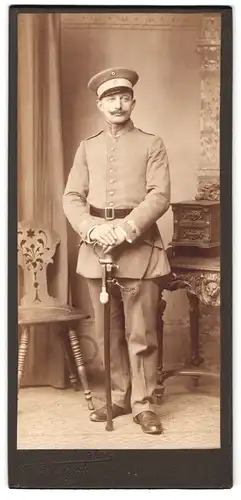 Fotografie H. Springmeier, Einbeck, Portrait Ufz. in Uniform mit Säbel und Portepee