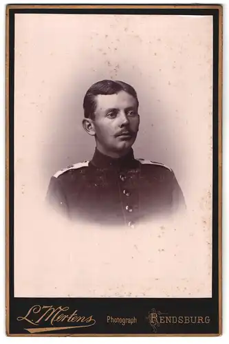 Fotografie L. Mertens, Rendsburg, Am Gymnasium, Portrait Soldat in Uniform Rgt. 85 mit Zwirbelbart