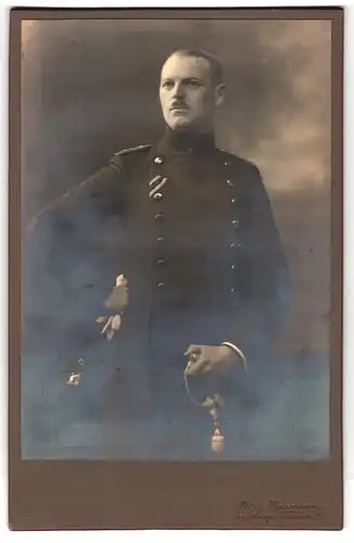 Fotografie Moriz Baumann, Augsburg, Westachstr. 27, Portrait Soldat in Uniform mit Ordensband und Eisernem Kreuz