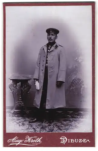 Fotografie Aug. Kroth, Dieuze, Portrait Soldat in Uniform mit Uniform Mantel