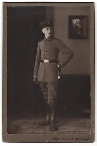 Fotografie F. Pfeiffer, Minden i. W., Brückenkopf 6, Portrait drahtiger Ufz. in Uniform mit Bajonett und Portepee