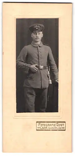 Fotografie Vogt, Lahr, Marktplatz 22, Portrait Soldat in Uniform mit Bajonett und Portepee