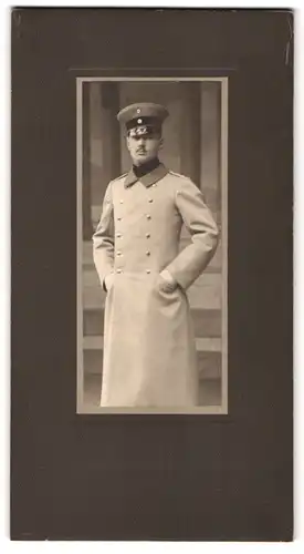 Fotografie unbekannter Fotograf und Ort, Portrait Soldat in Uniform mit Uniform Mantel und Schirmmütze