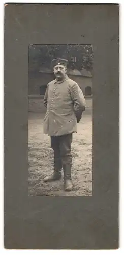 Fotografie unbekannter Fotograf und Ort, Portrait Soldat in Feldgrau Uniform mit Krätzchen