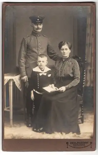 Fotografie Paul Hassert, Hannover, Welfenplatz 16, Portrait Soldat in Feldgrau Uniform Rgt. 10 nebst Familie