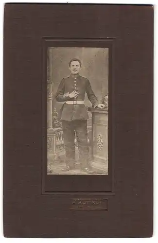 Fotografie A. Kuttruff, Konstanz, Portrait Soldat in Uniform mit Pickelhaube an der Seite