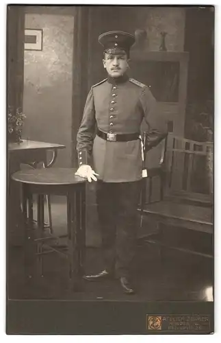 Fotografie Atelier Zenker, Minden i. W., Bäckerstr. 25, Portrait Soldat in Uniform Rgt. 15 mit Bajonett und Portepee