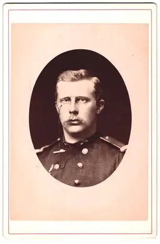 Fotografie unbekannter Fotograf und Ort, Portrait österreichischer Soldat in Uniform und Epauletten, Zwicker Brille