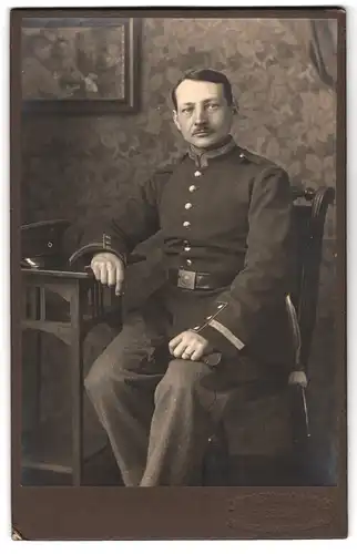 Fotografie Fotgograf unbekannt, Ort unbekannt, Portrait Ufz., Portrait Soldat in Uniform Rgt. 136