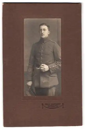 Fotografie Paul Hassert, Hannover, Welfenplatz 16, Portrait Sodlat in Uniform rgt. 73 mit Zigarrettenspitze