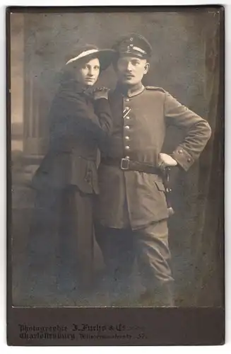 Fotografie JU.Fuchs & Co., Charlottenburg, Wilmersdorferstr. 57, Portrait Ufz. in Uniform mit Ordensband nebst geliebter