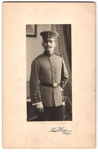 Fotografie L. Hey, Lage, Portrait Soldat in Uniform mit Bajonett und Portepee