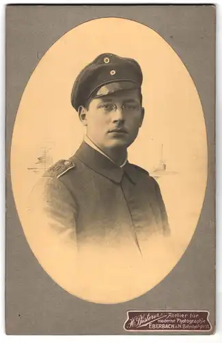 Fotografie H. Pfisterer, Eberbach a. N., Bahnhofstr. 11, Portrait junger Soldat in Uniform Rgt. 40 mit Brille