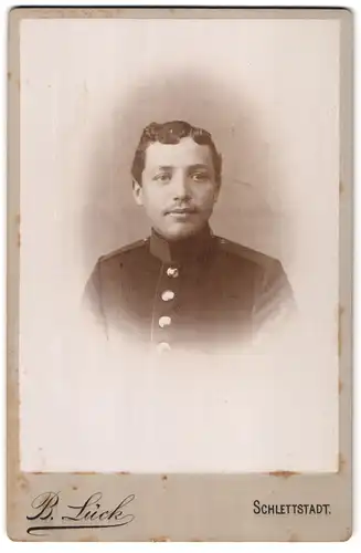 Fotografie B. Lück, Schlettstadt, Klosterfrauenstr. 8, Portrait junger Soldat in Uniform Rgt. 3