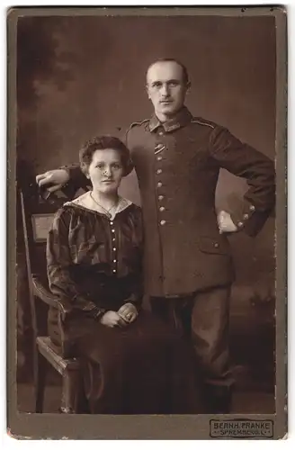 Fotografie Bernh. Franke, Spremberg, Portrait Ufz. in Uniform Rgt. 269 mit eingestecktem Orden neben seiner Frau